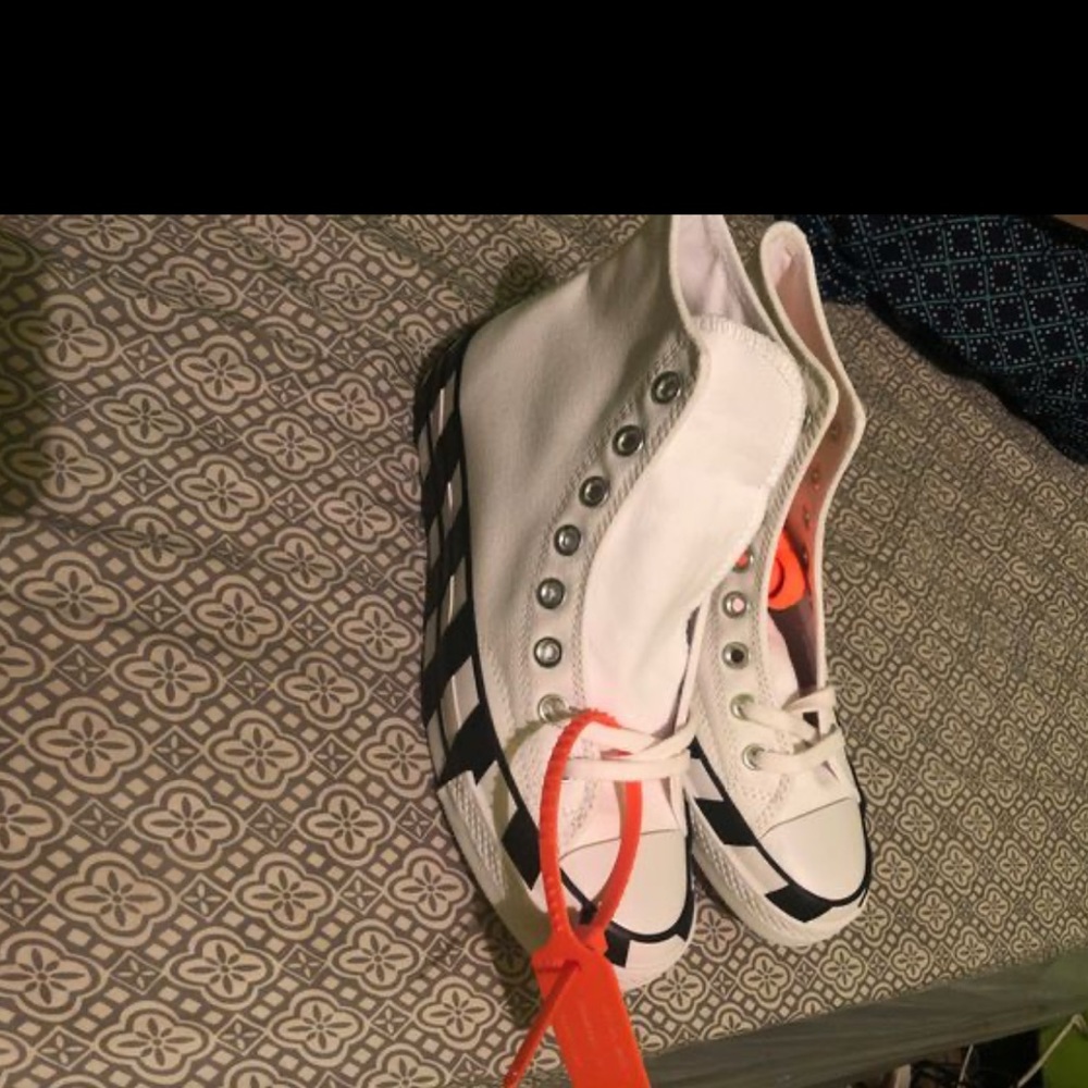 Off-white Chucks